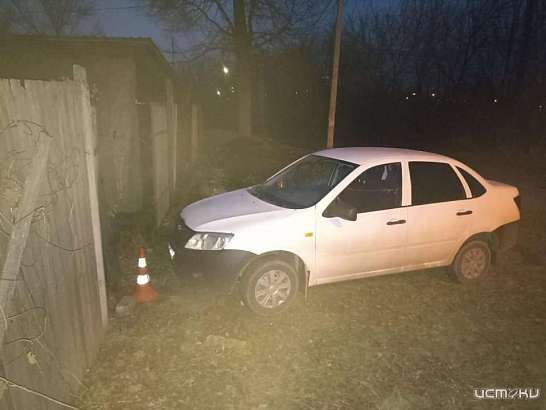 Во Мценске женщина на легковушку сбила пешехода и врезалась в забор