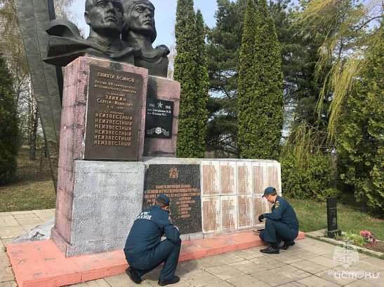 Орловские сотрудники МЧС благоустраивают места воинских захоронений