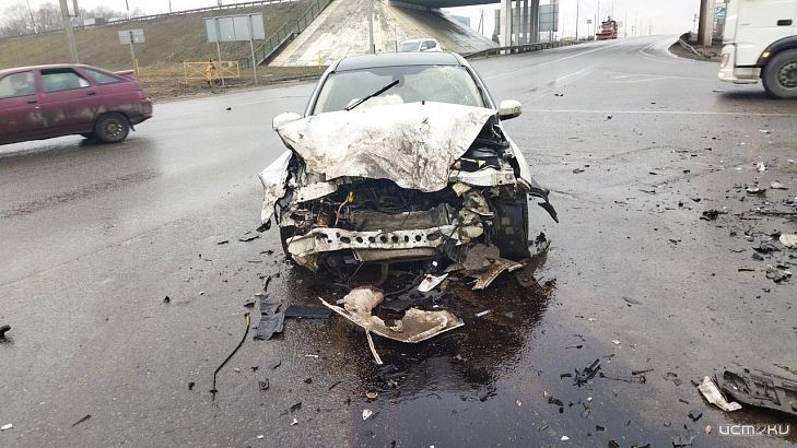 ДТП под Орлом: Самосвал не пропустил легковушку