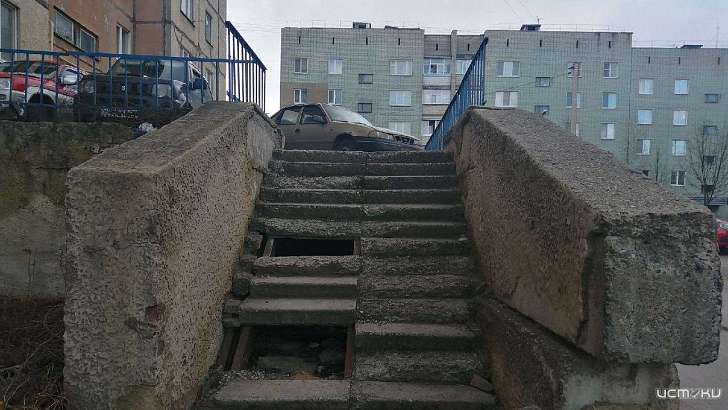 Опасный путь на работу: орловчане жалуются на раскрошившиеся лестницы