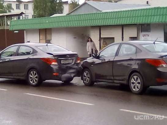 На ул. Лескова столкнулись два автомобиля "Hyundai"