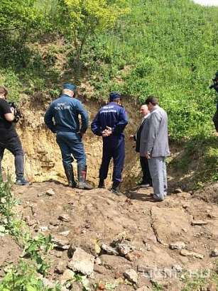 Детей, которых засыпало грунтом в пещере, спасли