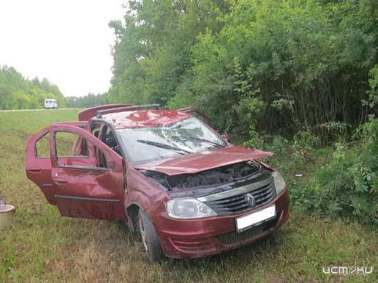 С орловской трассы улетел в кювет и перевернулся «Рено-Логан»