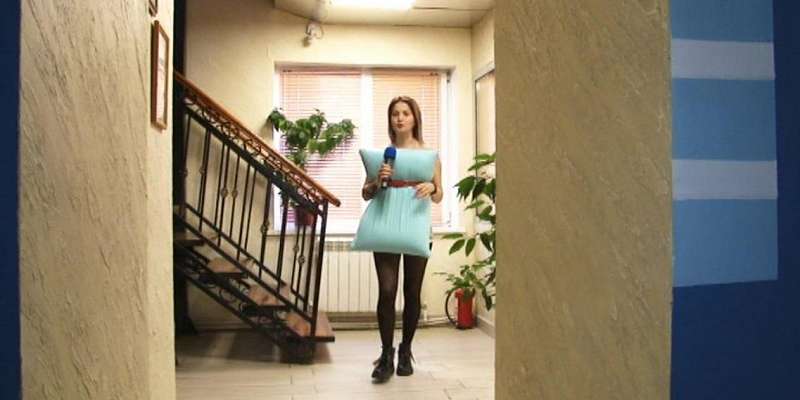 Подушка-платье: корреспондент «Истоков» стала участницей популярного челленджа 