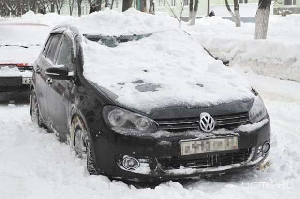В Ливнах сошедший с крыши снег повредил автомобиль