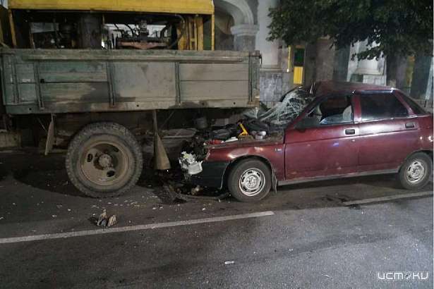 В центре Орла пьяный водитель ВАЗа врезался в грузовик
