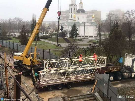 На Красный мост новый подрядчик завозит строительную технику