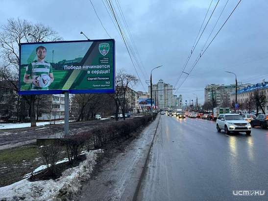 Сергей Полосин украшает один из баннеров в нашем городе