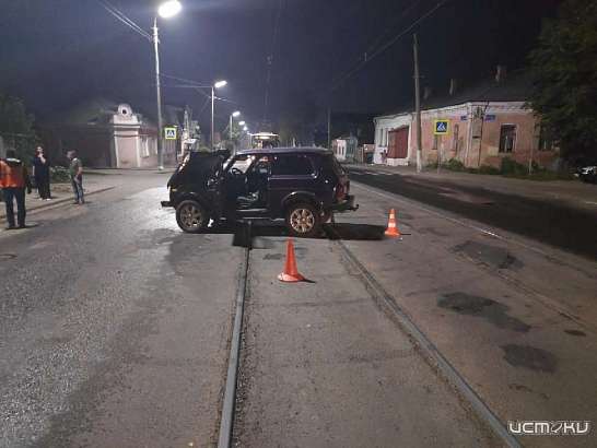 В Орле 19-летний водитель на «Ниве» врезался в фонарный столб