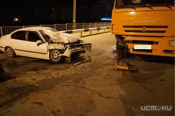 В Орле легковая иномарка столкнулась с КАМАЗом