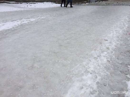 В Орле площадь Мира превратилась в большой каток