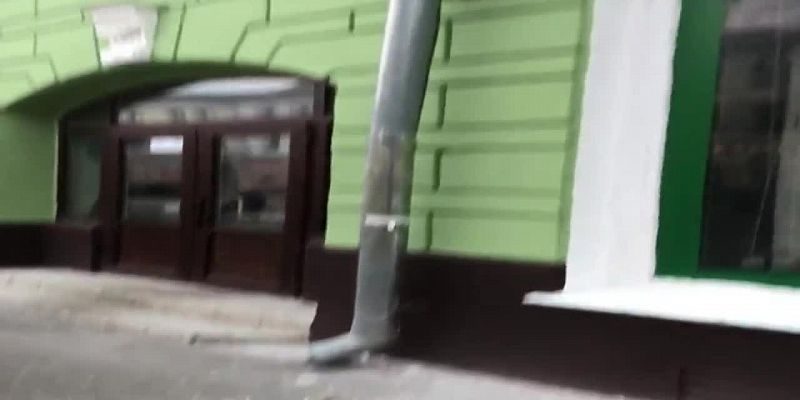 Улица Ленина продолжает щедро осыпать орловчан штукатуркой