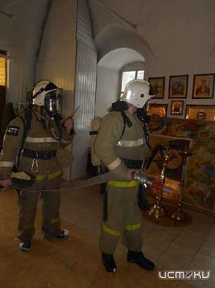 В знаменский храм пришли люди в форме