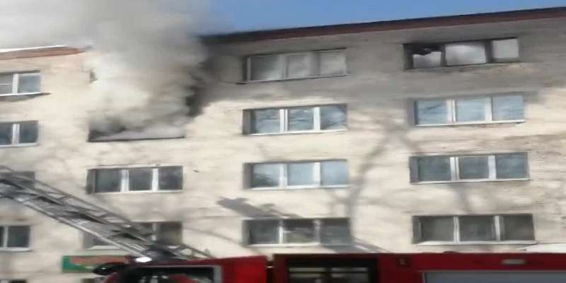 ВИДЕО: в орловской многоэтажке на улице Маринченко сгорела одна из комнат