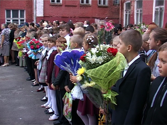 Сегодня первый звонок прозвенел для 8 тысяч первоклашек 