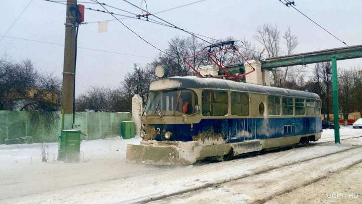 Фотофакт: в Орле очищают рельсы от снега специальные трамваи