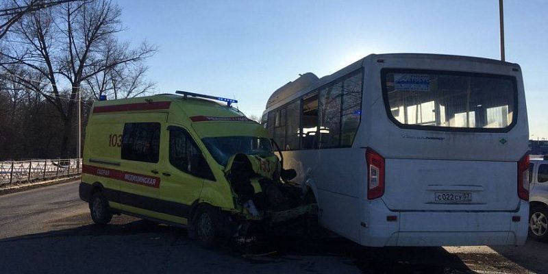 В Орле у ТРЦ «Рио» автобус столкнулся с «реанимацией». Есть пострадавшие В Орле у ТРЦ «Рио» автобус столкнулся с «реанимацией». Есть пострадавшие