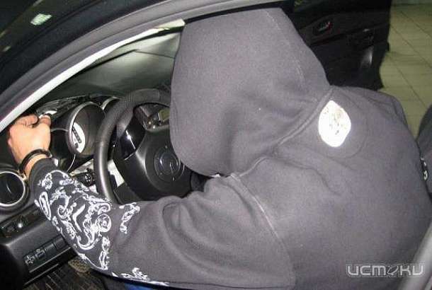 Двое юношей пытались угнать автомобиль в Верховском районе