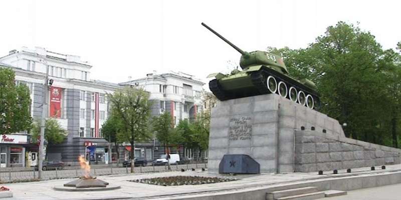 Старшее поколение в самоизоляции – от их имени возложили цветы орловские депутаты