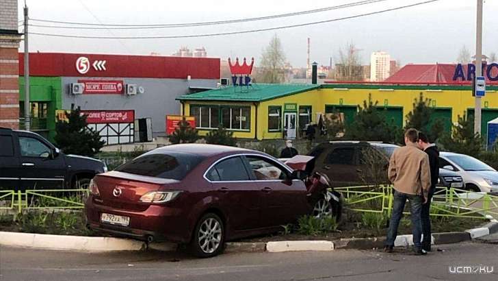 В Орле пьяный водитель «Мазды» вылетел на клумбу и повредил припаркованные авто