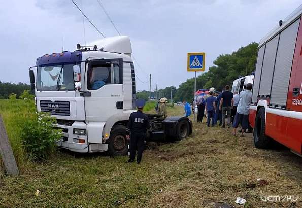 Водитель большегруза сбил двух женщин на обочине Наугорского шоссе в Орле