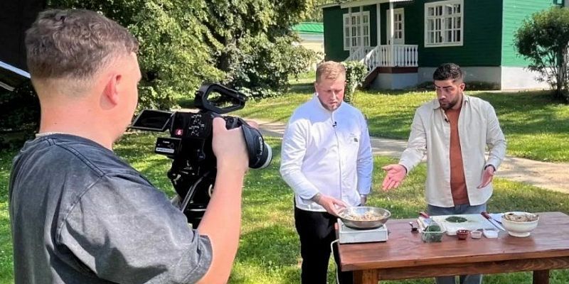 Спасское‑Лутовиново на экране: ведущий телеканала "Пятница“ приготовил блюда по старинным рецептам