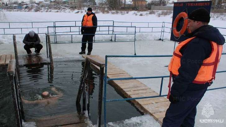 Орловчане охотно окунаются в крещенские купели