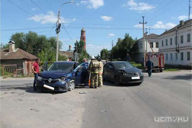 В Болхове столкнулись Renault Logan и Volkswagen Polo