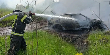 В Новосильском районе потушили автомобиль, а в Орле - возгорание на кухне в кафе на Ленинской