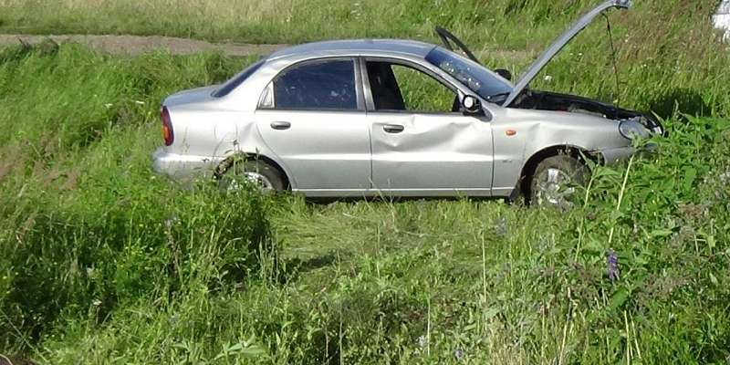 Иномарка оказалась в чистом поле, улетев с трассы в Орловской области 