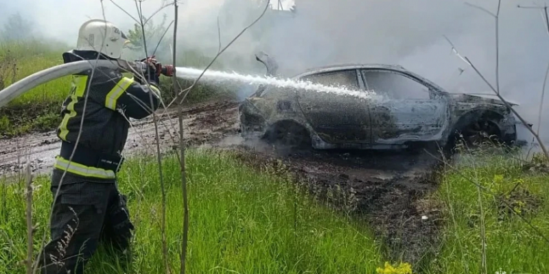 В Новосильском районе потушили автомобиль, а в Орле - возгорание на кухне в кафе на Ленинской