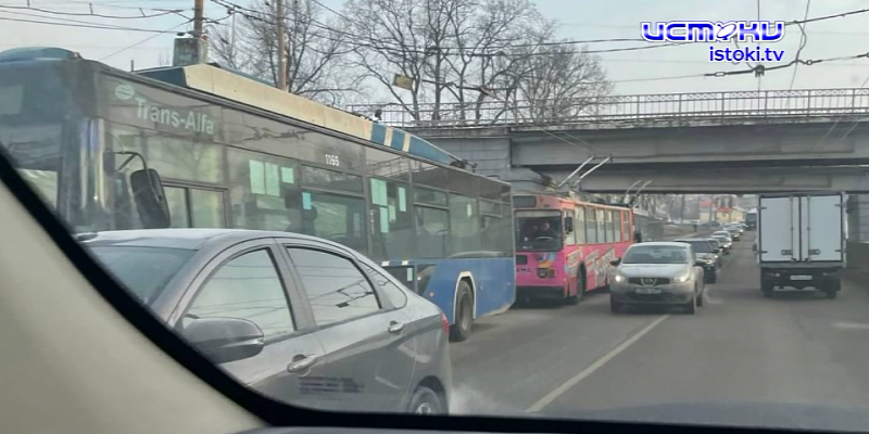 Троллейбусы тоже не хотели работать в пятницу, но пришлось. Утилизация лекарств на 55 миллионов. Экспресс новости.