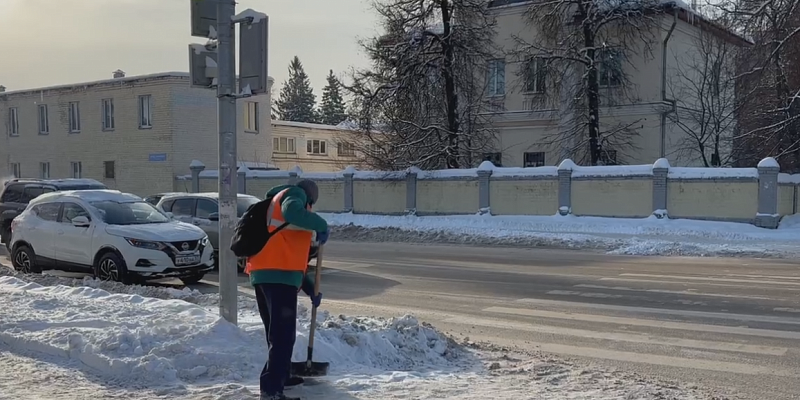 "Сотни дворников, сотрудников муниципальных предприятий, администрации, учреждений культуры и образования" вышли очищать Орел от снега
