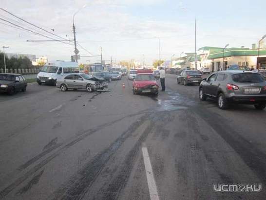 В Орле возле ГРИННа столкнулись две иномарки