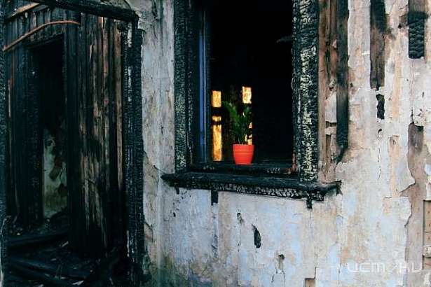 На пепелище горевшего дома нашли тело 62-летнего жителя Ливенского района