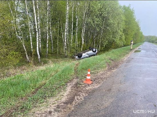 Во Мценском районе легковушка улетела с трассы и перевернулась Во Мценском районе легковушка улетела с трассы и перевернулась