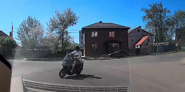 Бесстрашный мотоциклист обнаружен в Орле
