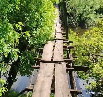 В посёлке Вязковский Орловского МО жители каждый день ходят по прогнившему после наводнения мостику
