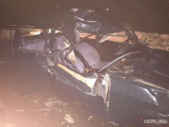 На орловской трассе ВАЗ въехал в стоящий грузовик