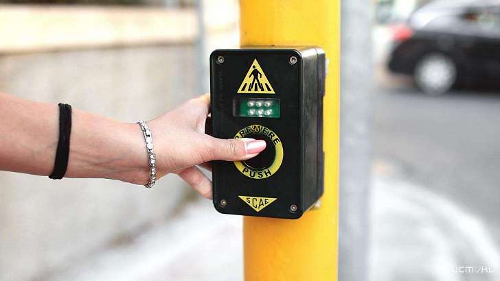 В Орле начал работать еще один светофор с кнопкой вызова для пешеходов