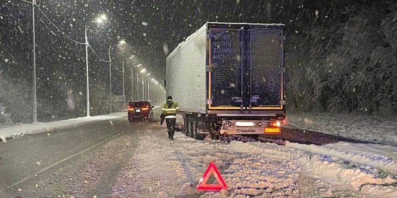 Снежной ночью на орловской трассе тягач с прицепом столкнулся с грузовиком