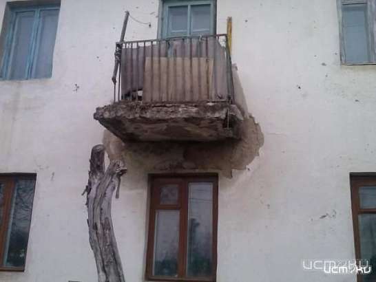 Дом вот-вот разрушится  Дом вот-вот разрушится