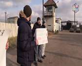 Активисты провели пикет в поддержку Олега Навального Активисты провели пикет в поддержку Олега Навального