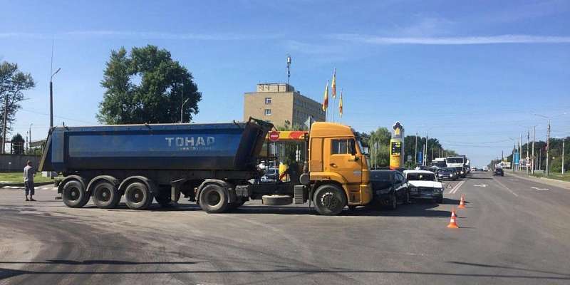 На пешеходном переходе в Орле КамАЗ сбил мужчину 