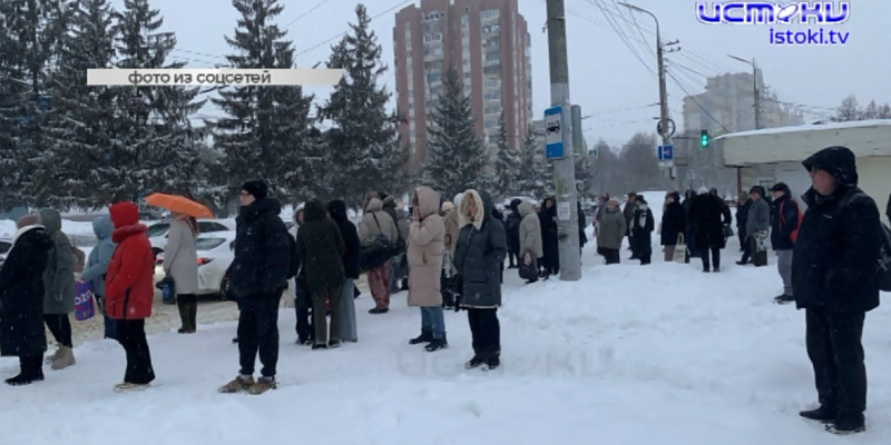 Снова привычный ход жизни был нарушен снегопадом. Кто страдал из-за этого, а кто "наваривался" на такой погоде