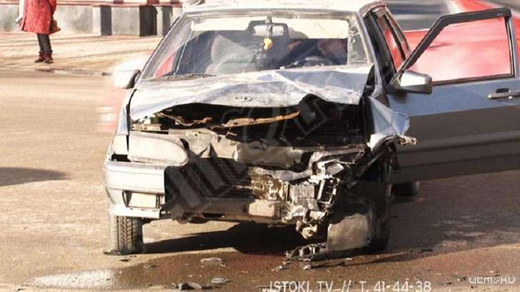 ВАЗ всмятку: перекресток в Орле не поделили две легковушки 