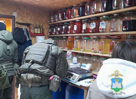 В Ливнах оперативники пресекли деятельность цеха по производству спиртосодержащей продукции