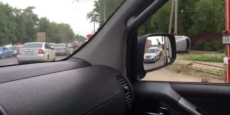 Видео: утром в Северном районе Орла опрокинулась иномарка