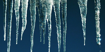 Сосульки  управляющая компания Орловчан беспокоят нависшие сосульки внушительных размеров