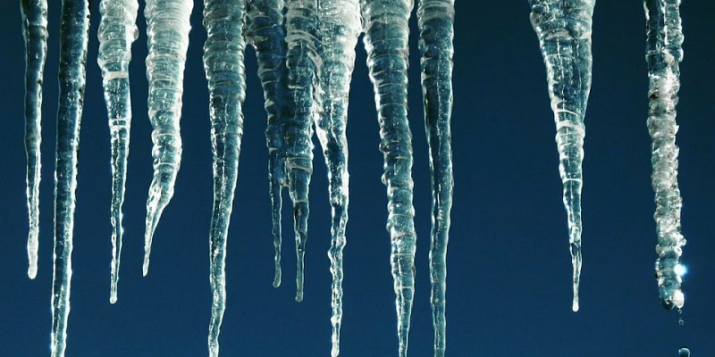 Сосульки  управляющая компания Орловчан беспокоят нависшие сосульки внушительных размеров